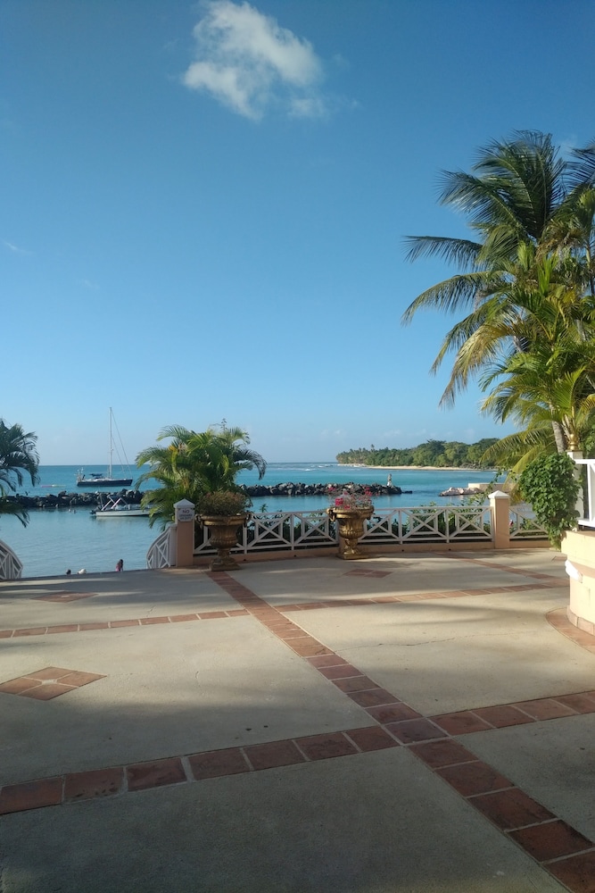 Coco Reef Resort & Spa 54/56