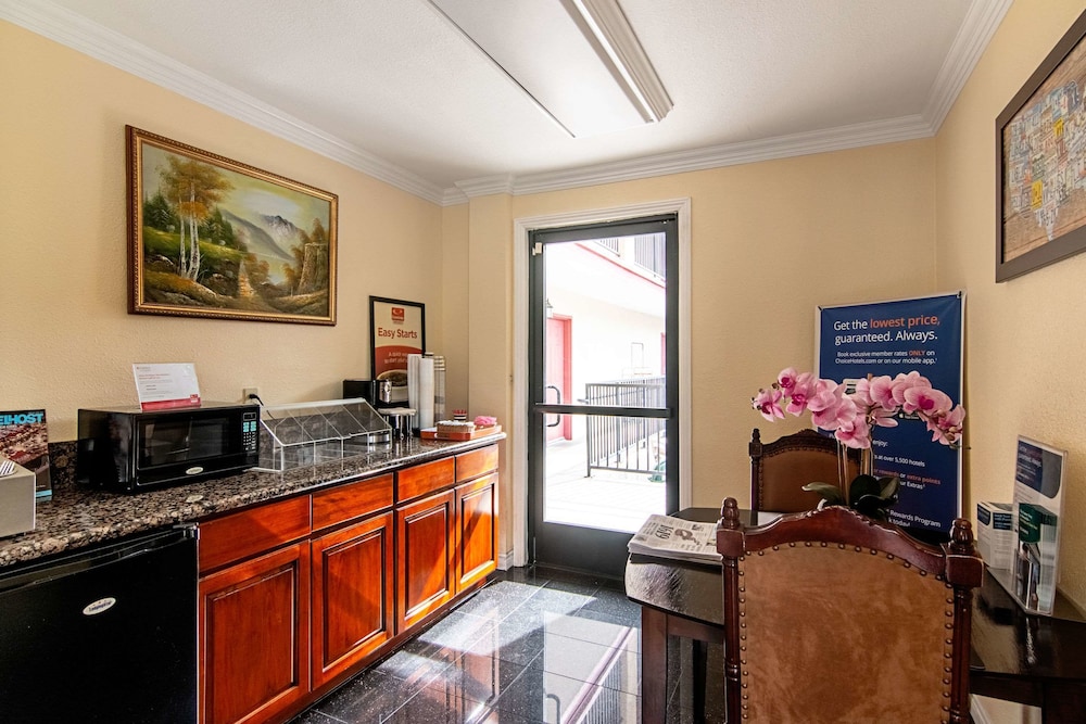 Econo Lodge Long Beach I-405 3/25