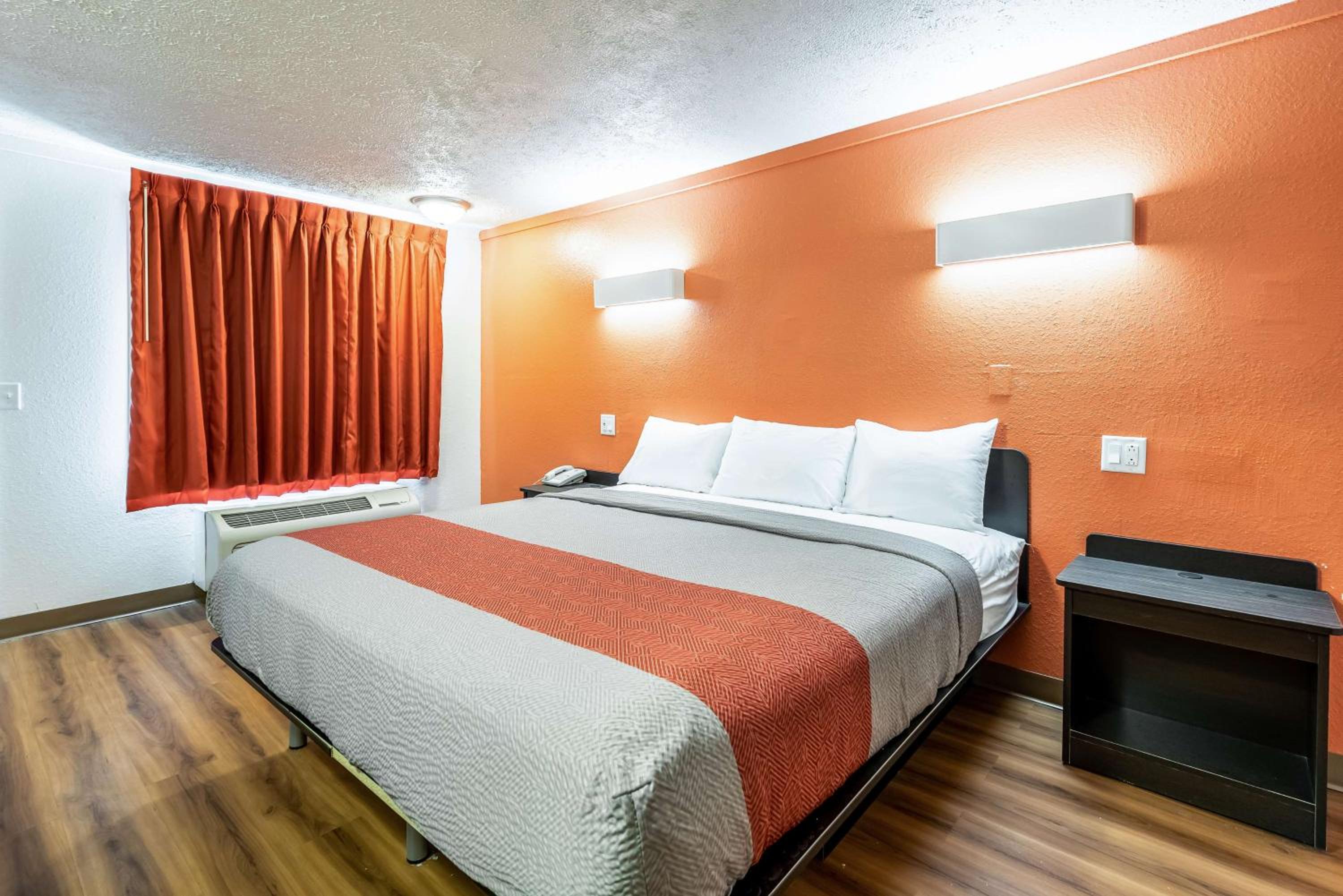 غرفة بسرير كينج للمدخنين، Motel6 Mansfield, OH 5/9
