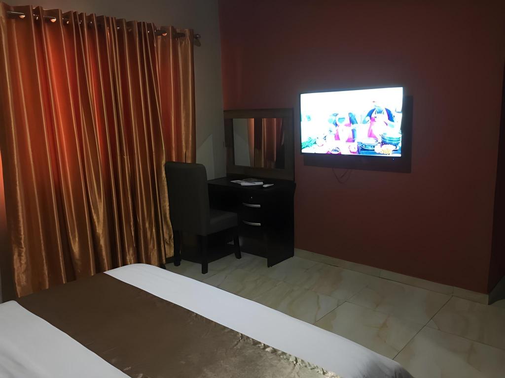 Momak 5 Hotel And Suites 3/18