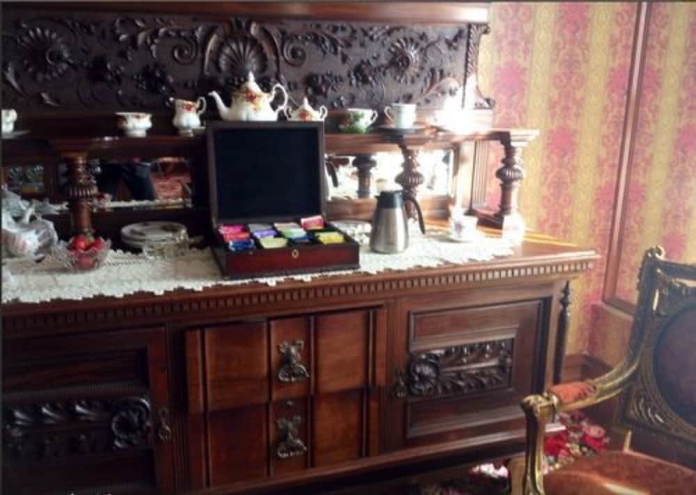 Gingerbread Mansion Inn 10/73