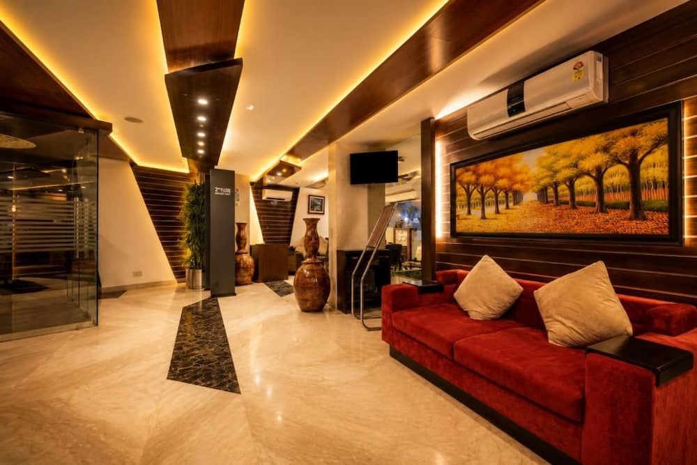 La Sapphire Hotel 36/50