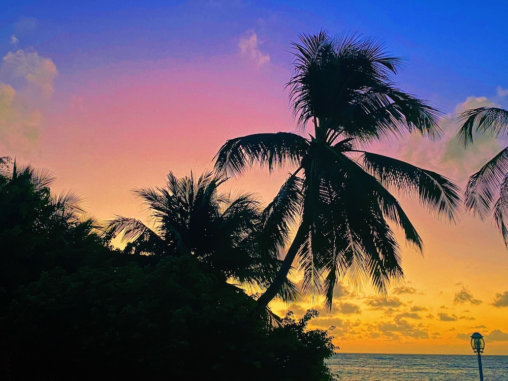 Hotel Cocoplum Beach 69/73