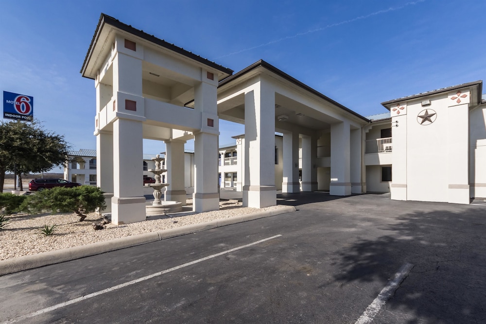 Quality Inn & Suites Junction, TX 1/30
