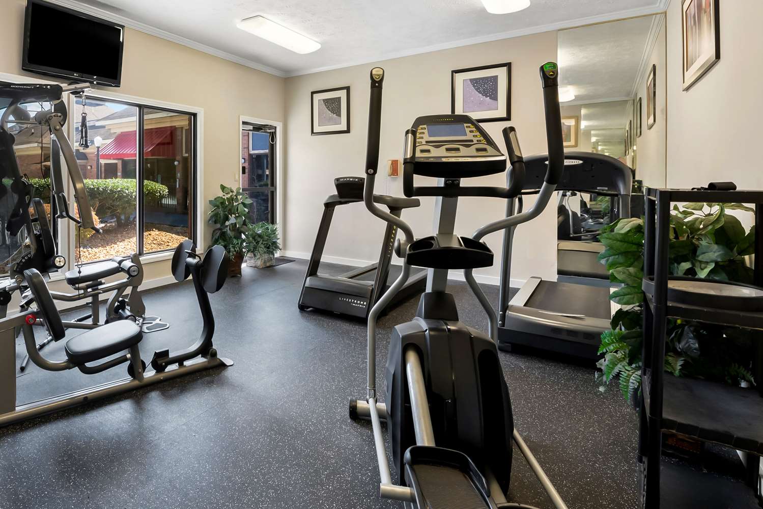 Quality Inn and Suites Fayetteville I-95, NC 24/36