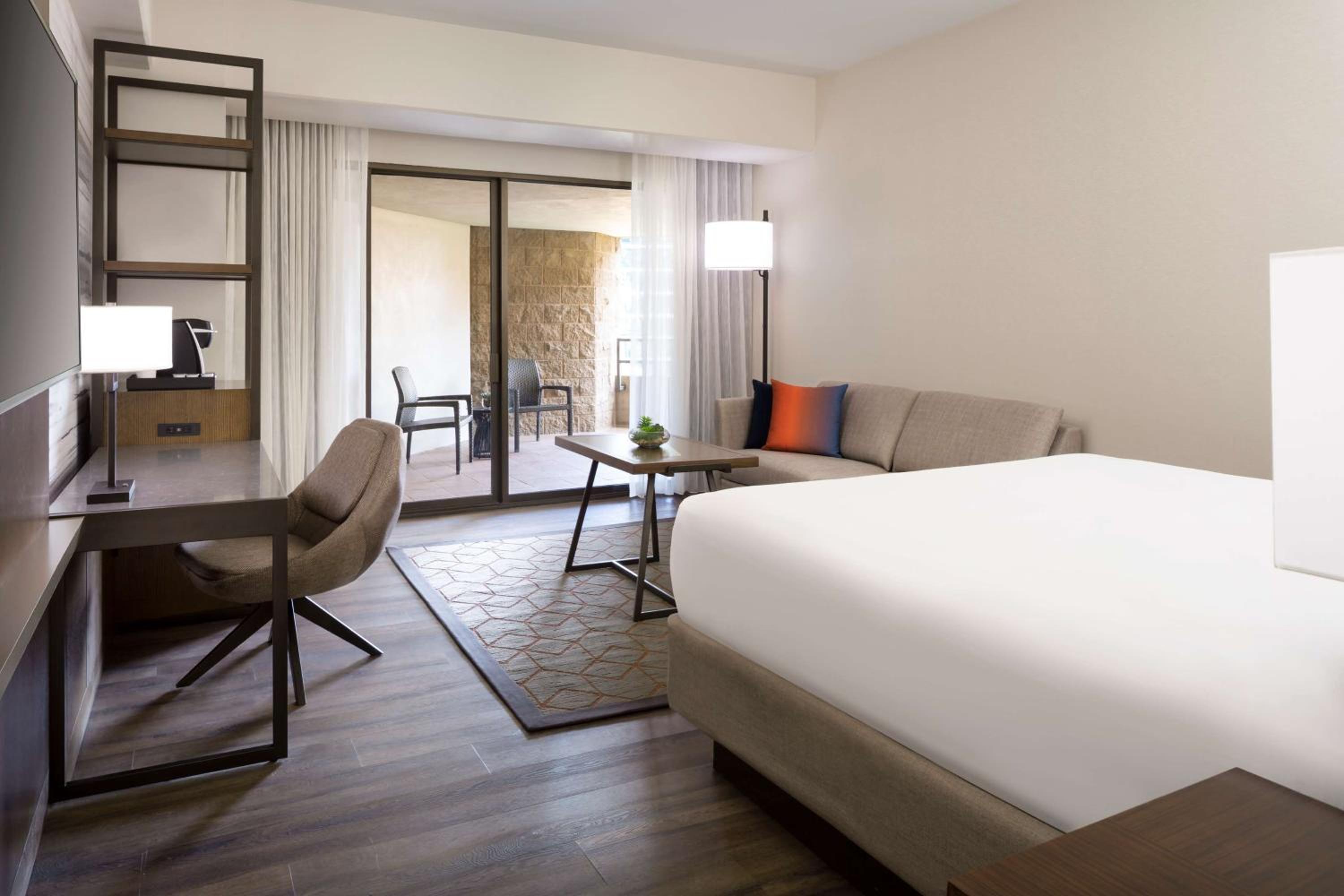 ROOM, KING BED, BALCONY