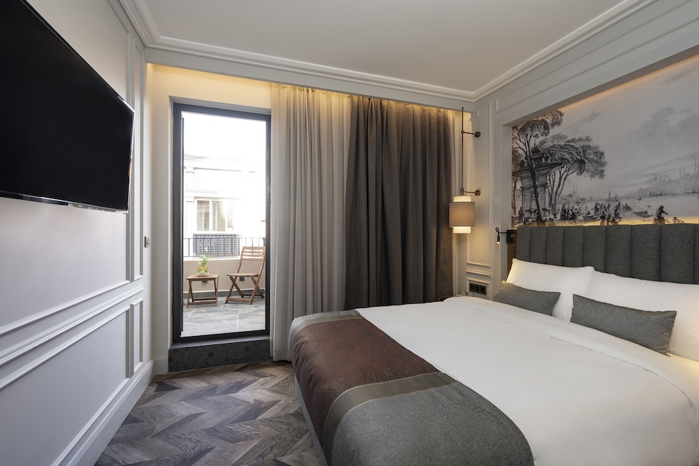 STANDARD, QUEEN BED, CITY VIEW, BALCONY
