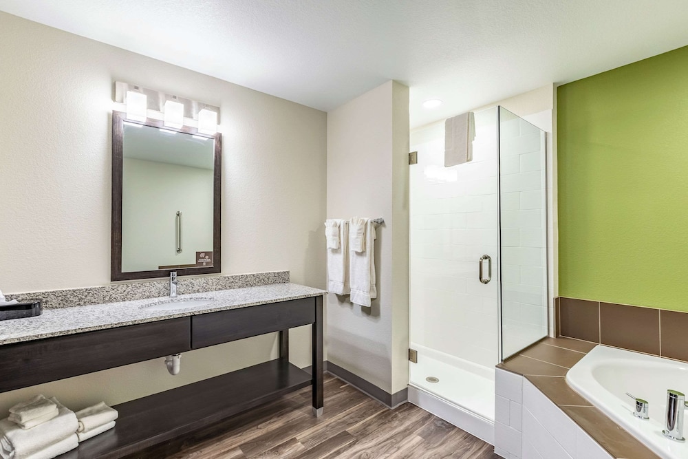 Sleep Inn & Suites Mt. Hope near Auction & Event Center 22/37