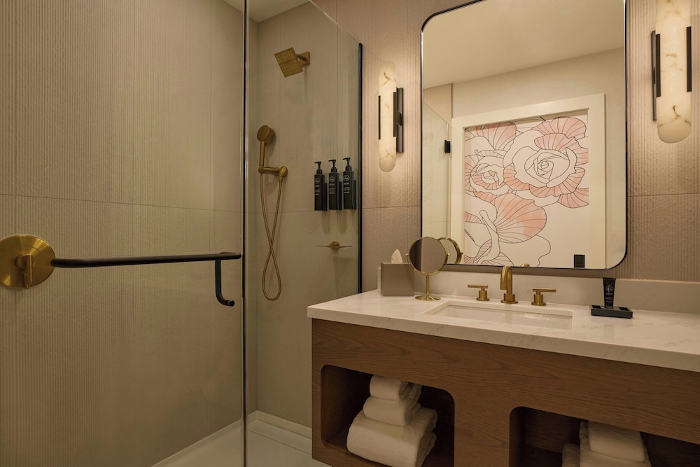 غرفة بسرير كينج بشرفة، Canal House of Georgetown, a Tribute Portfolio Hotel 5/5