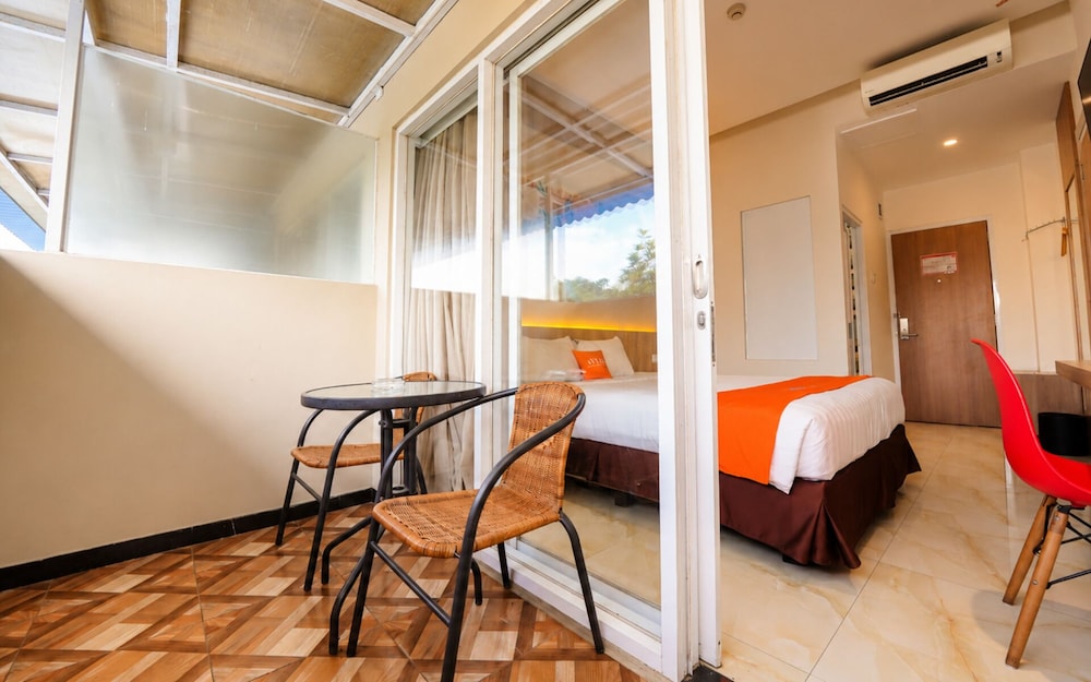 غرفة تنفيذية بسرير كوين بشرفة، Front One Hotel Airport Solo 3/5