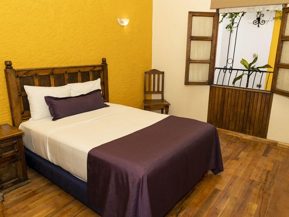 Standard, Queen Bed