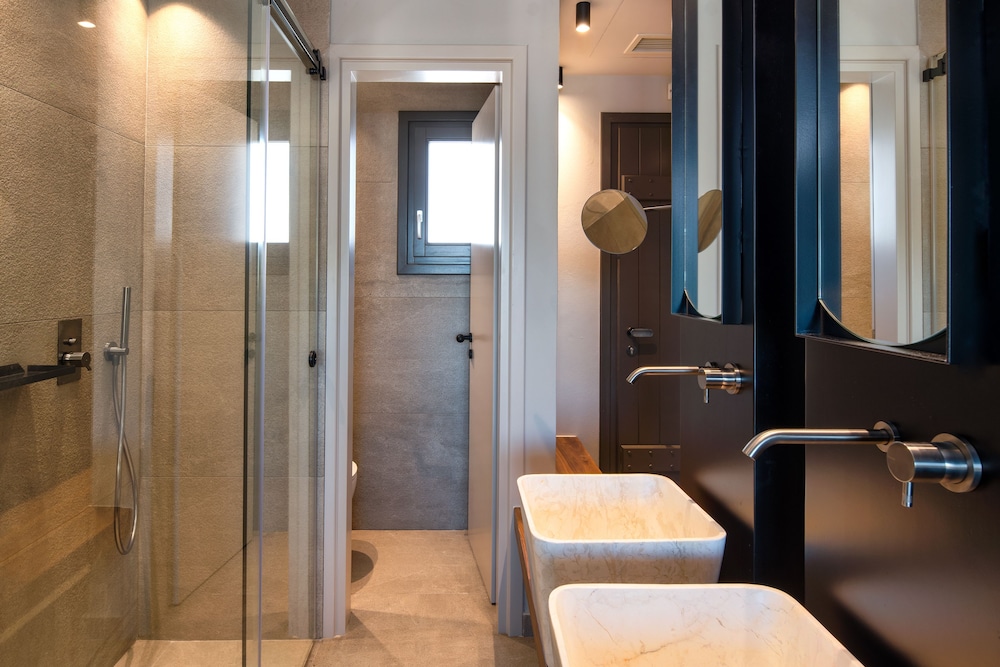 Uma Ray Suites 32/34