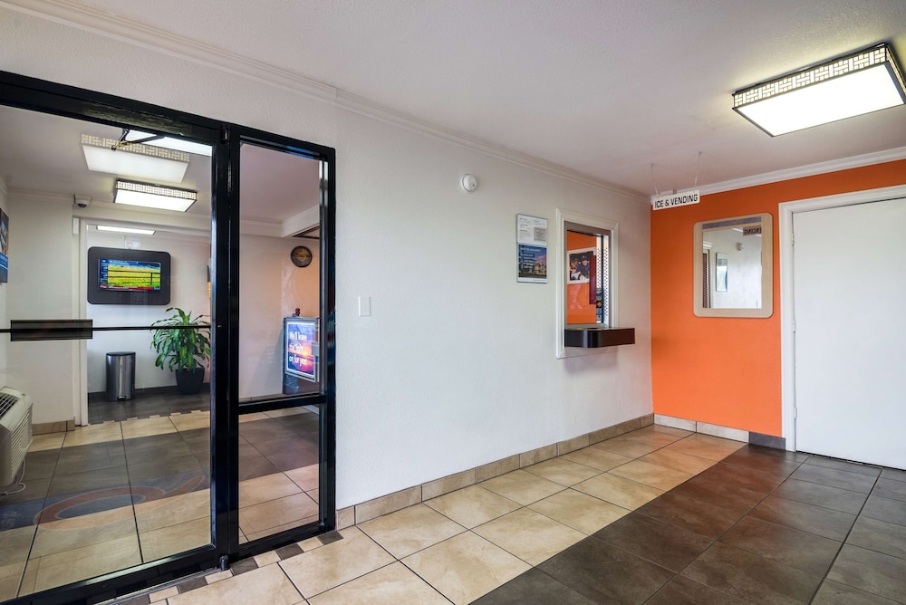 Lobby at Motel6 Anniston, AL, OXFORD - AL