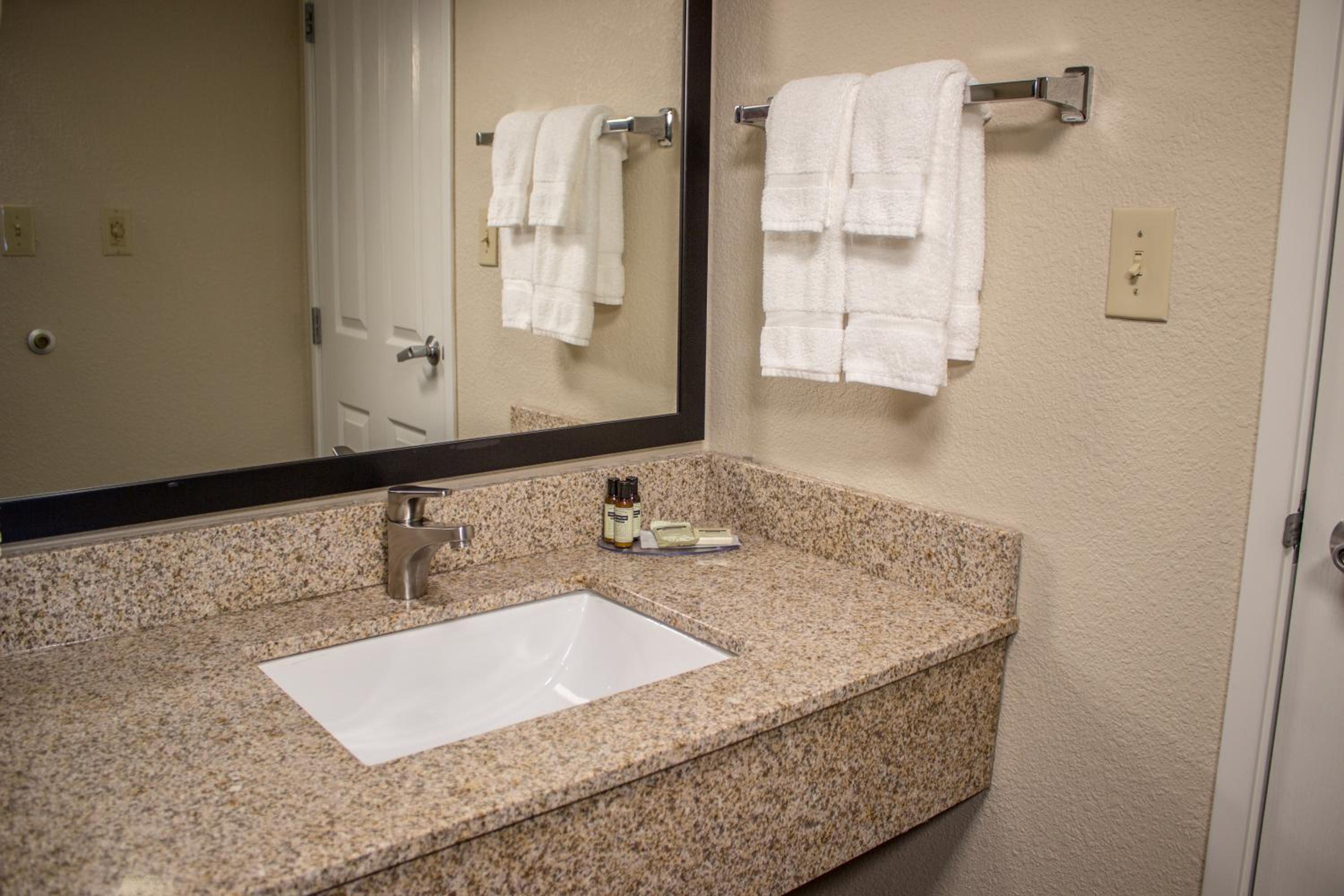 جناح ديلوكس بسرير كوين بغرفتين لذوي الإعاقة، Cobblestone Suites Oshkosh 5/5