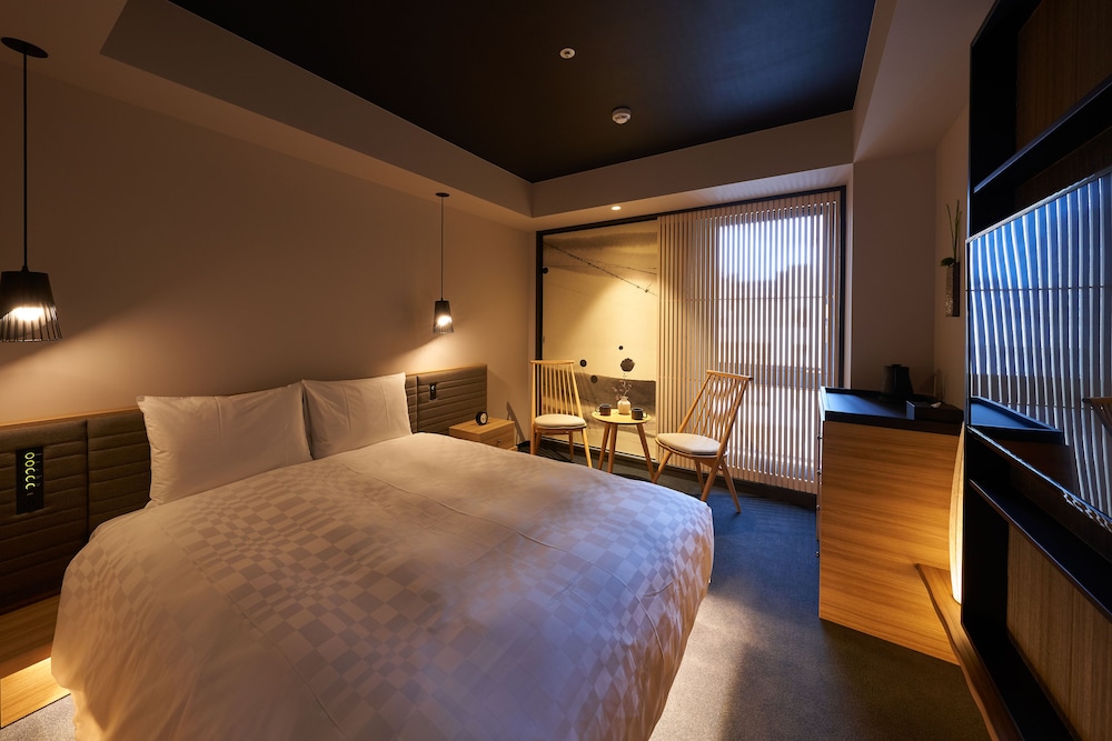 ROOM, QUEEN BED