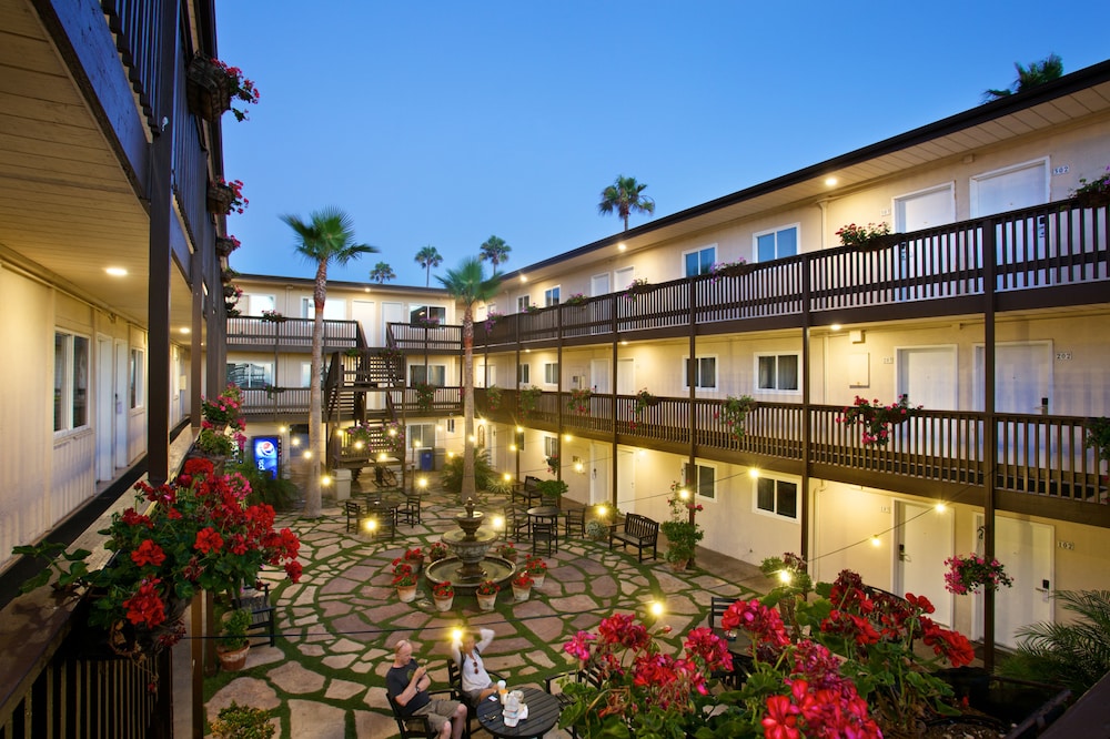 Ocean Beach Hotel 4/69