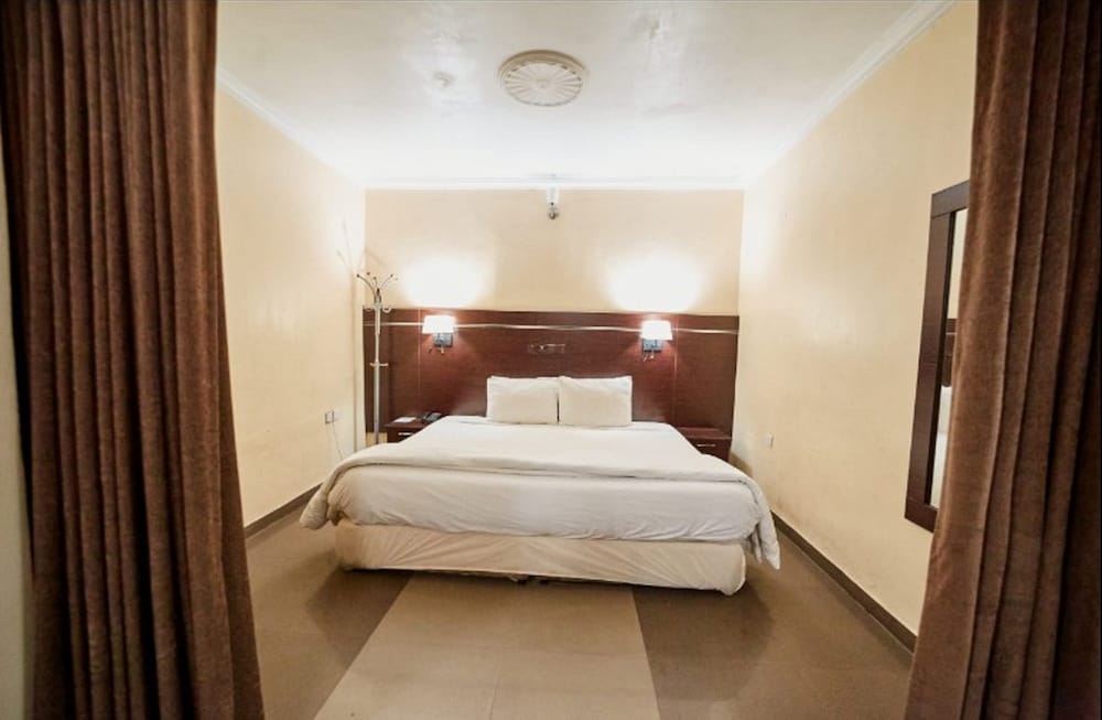 Eemjm Hotels And Suites Limited 8/42