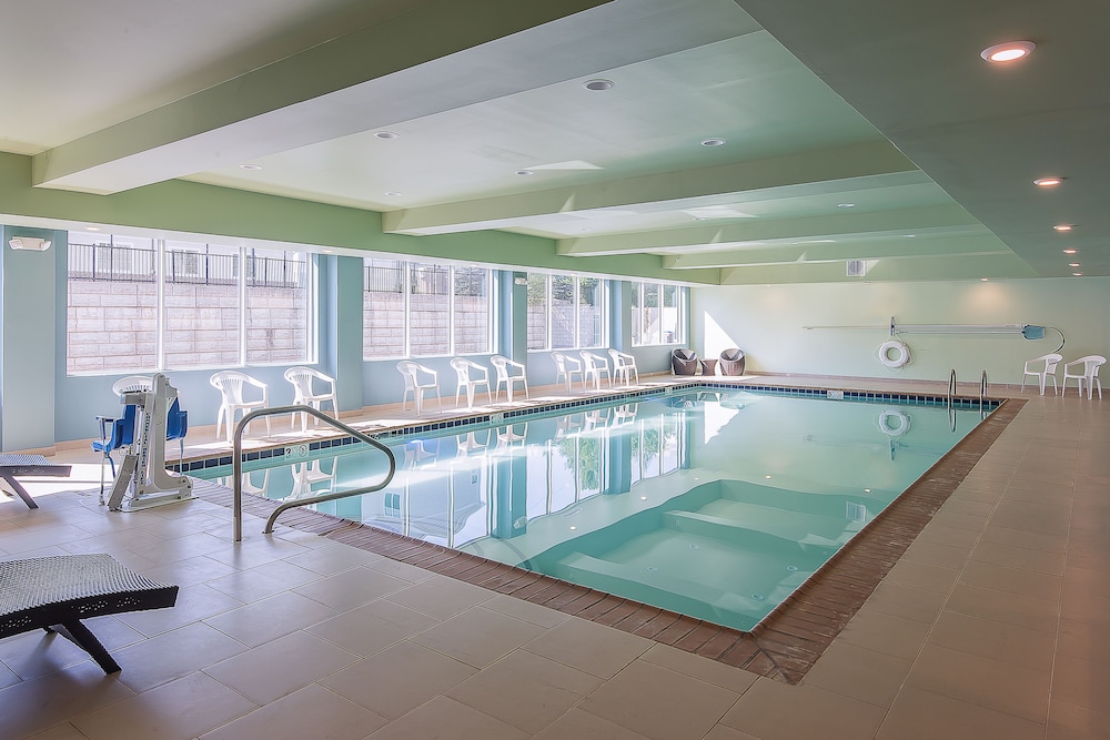 Holiday Inn Express and Suites Norwood Boston Area 26/40