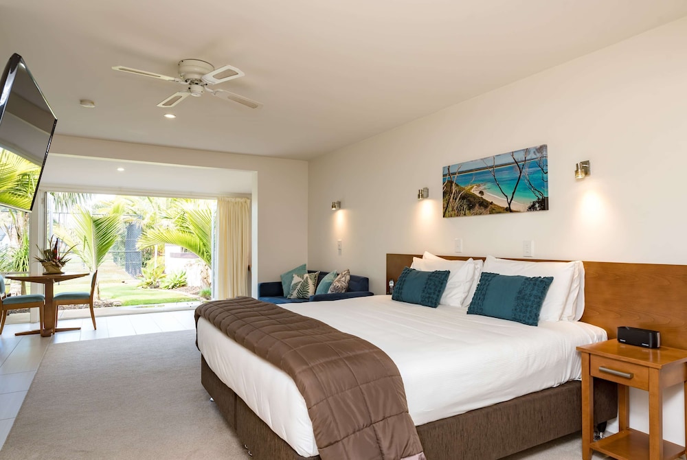 Superior, Studio, King Bed, Pool Side