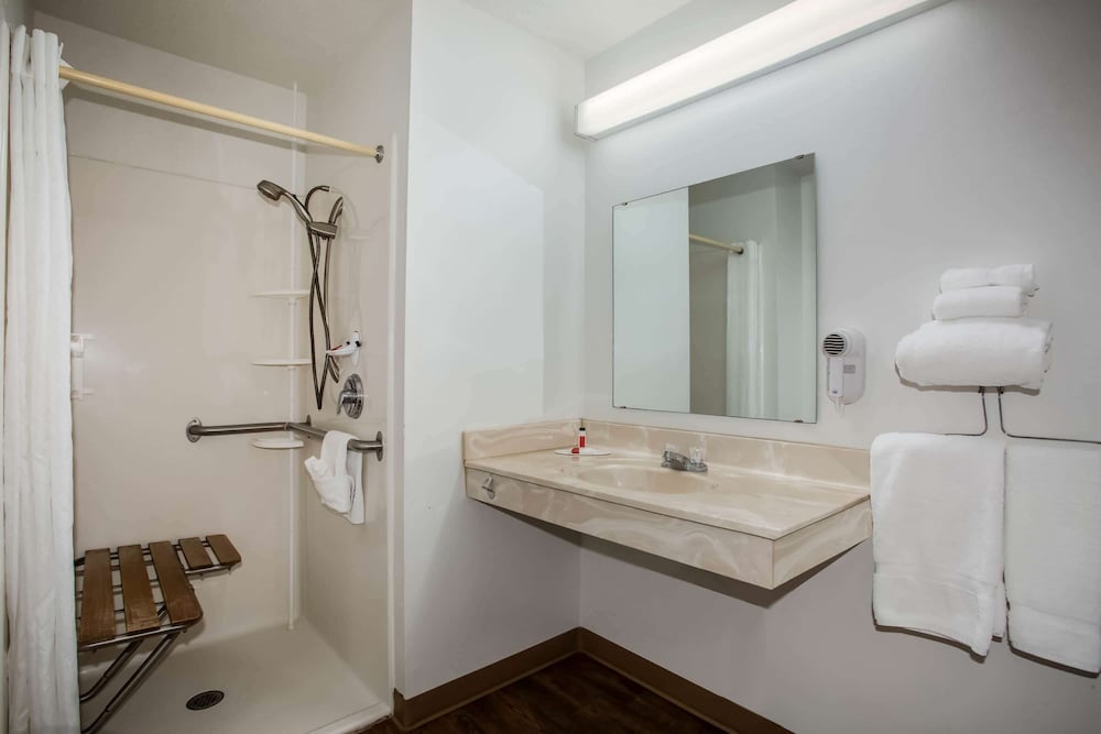 Super 8 by Wyndham Washington 17/32