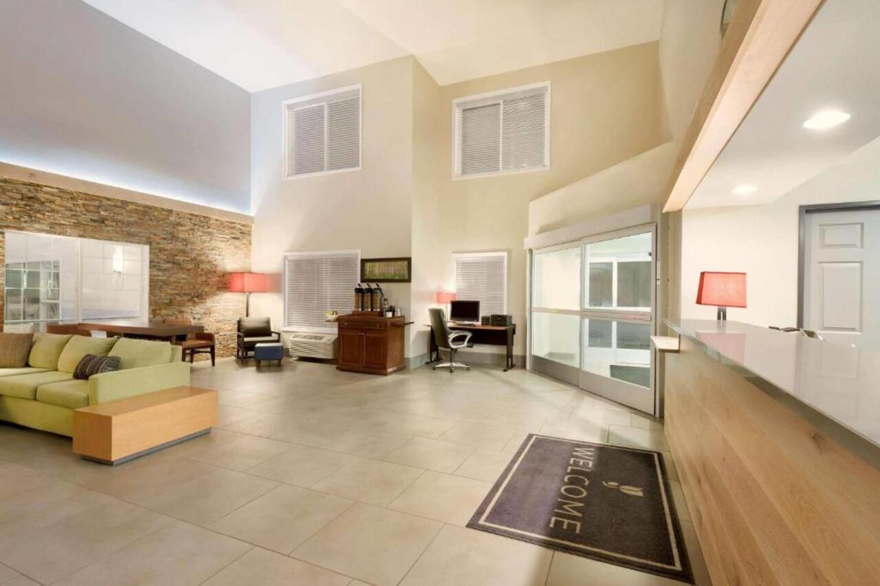 Country Inn & Suites by Radisson, Chippewa Falls, WI 15/25