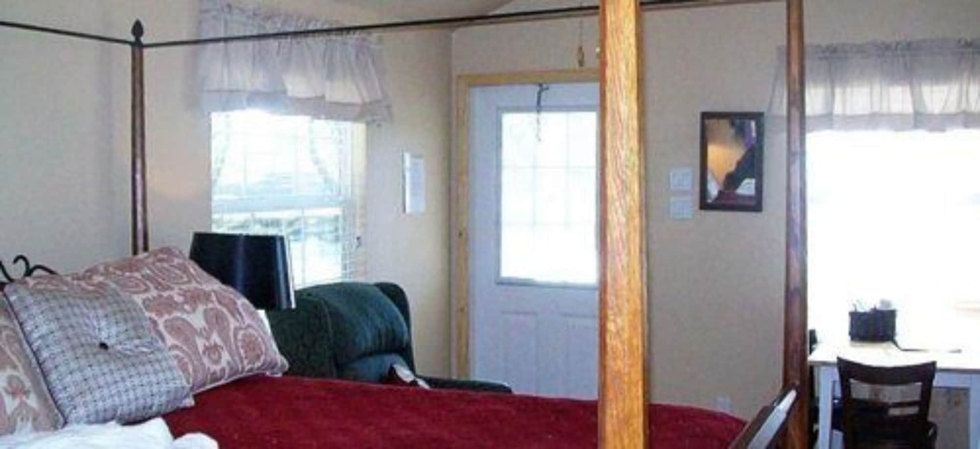1 Bedroom, Exclusive, Queen Bed, Partial Lake View, Private Bathroom, Sofa