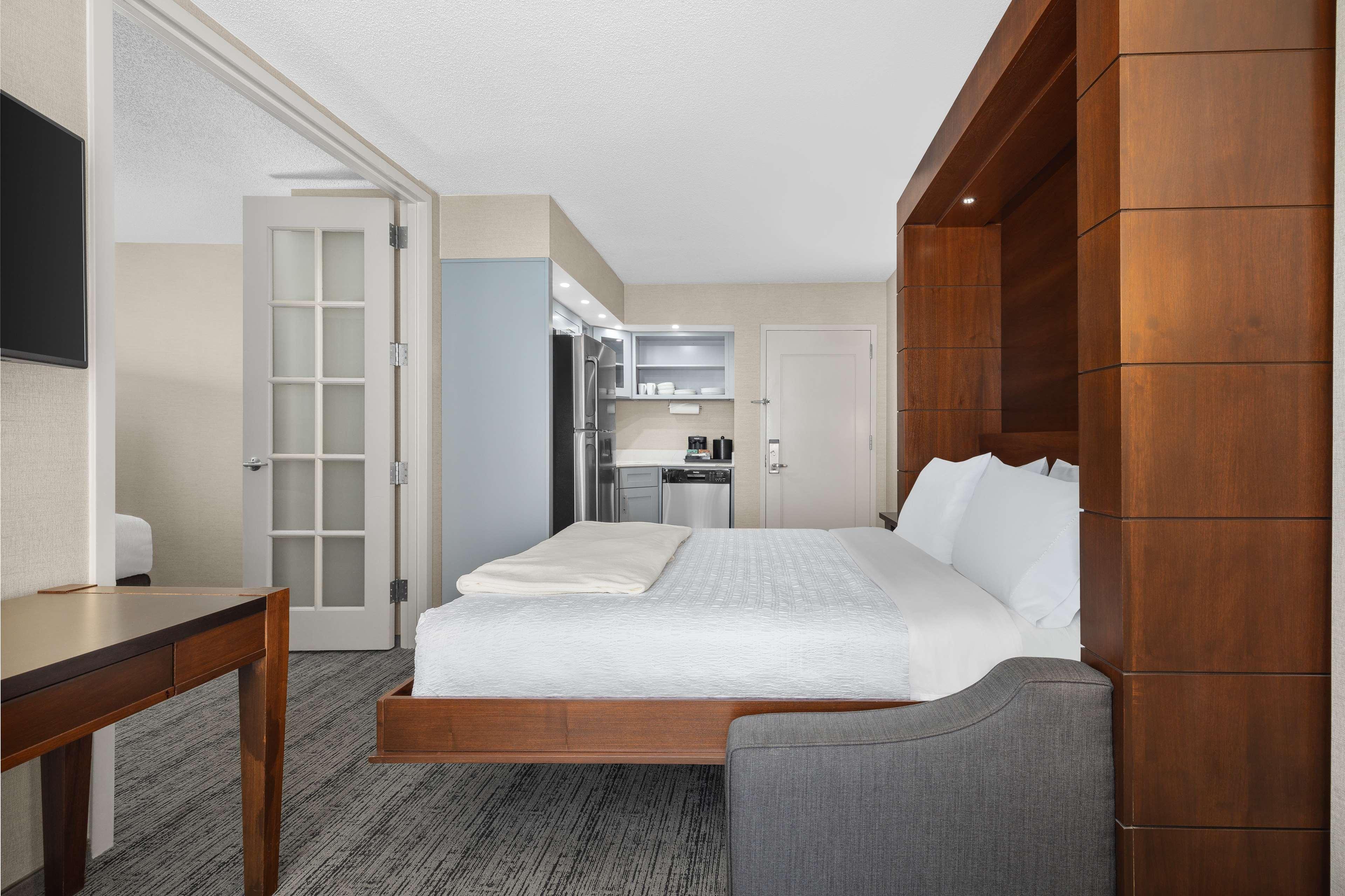 2 ROOMS, SUITE, KING BED, MURPHY BED