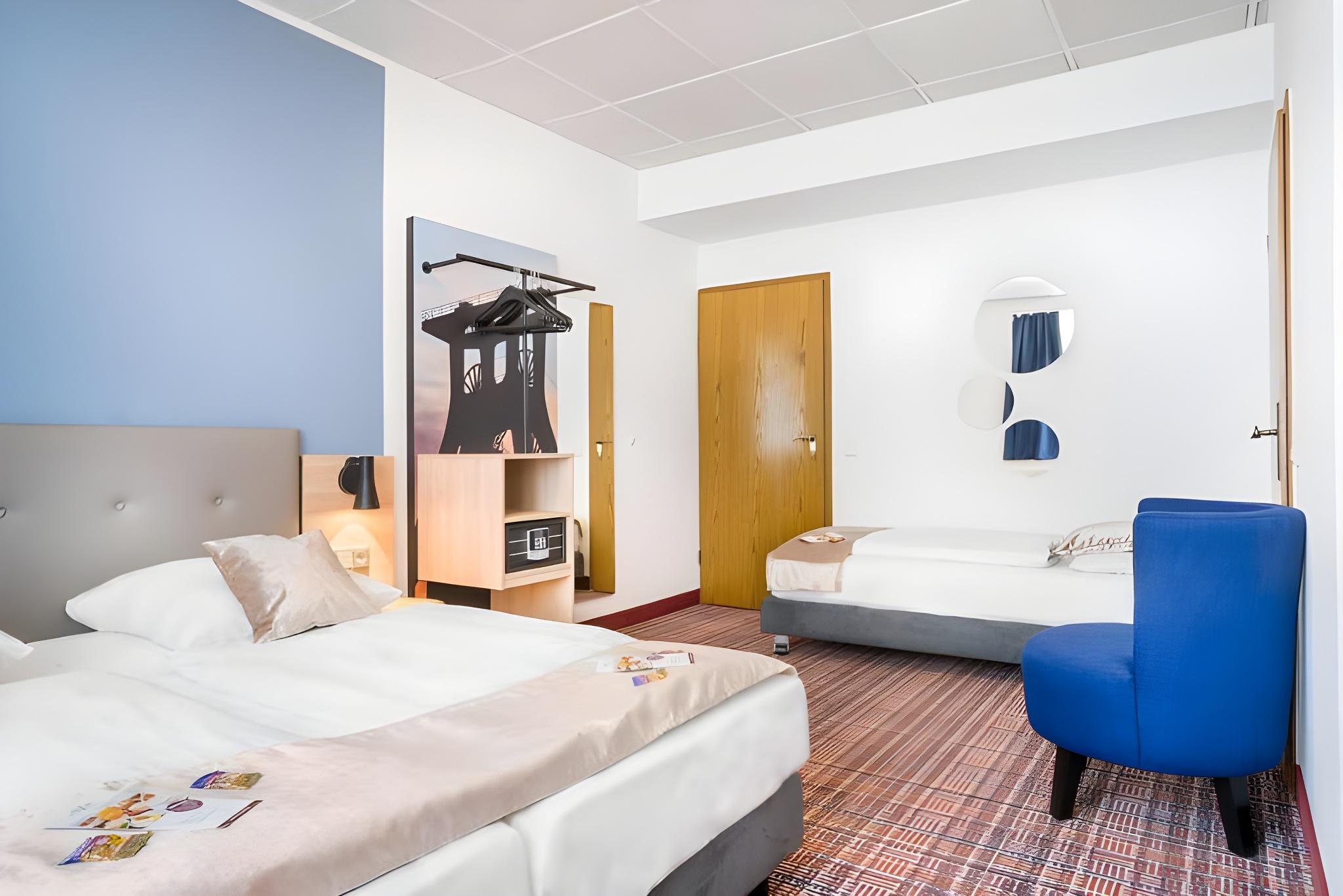 غرفة قياسية ثلاثية بسرير كوين مع أريكة