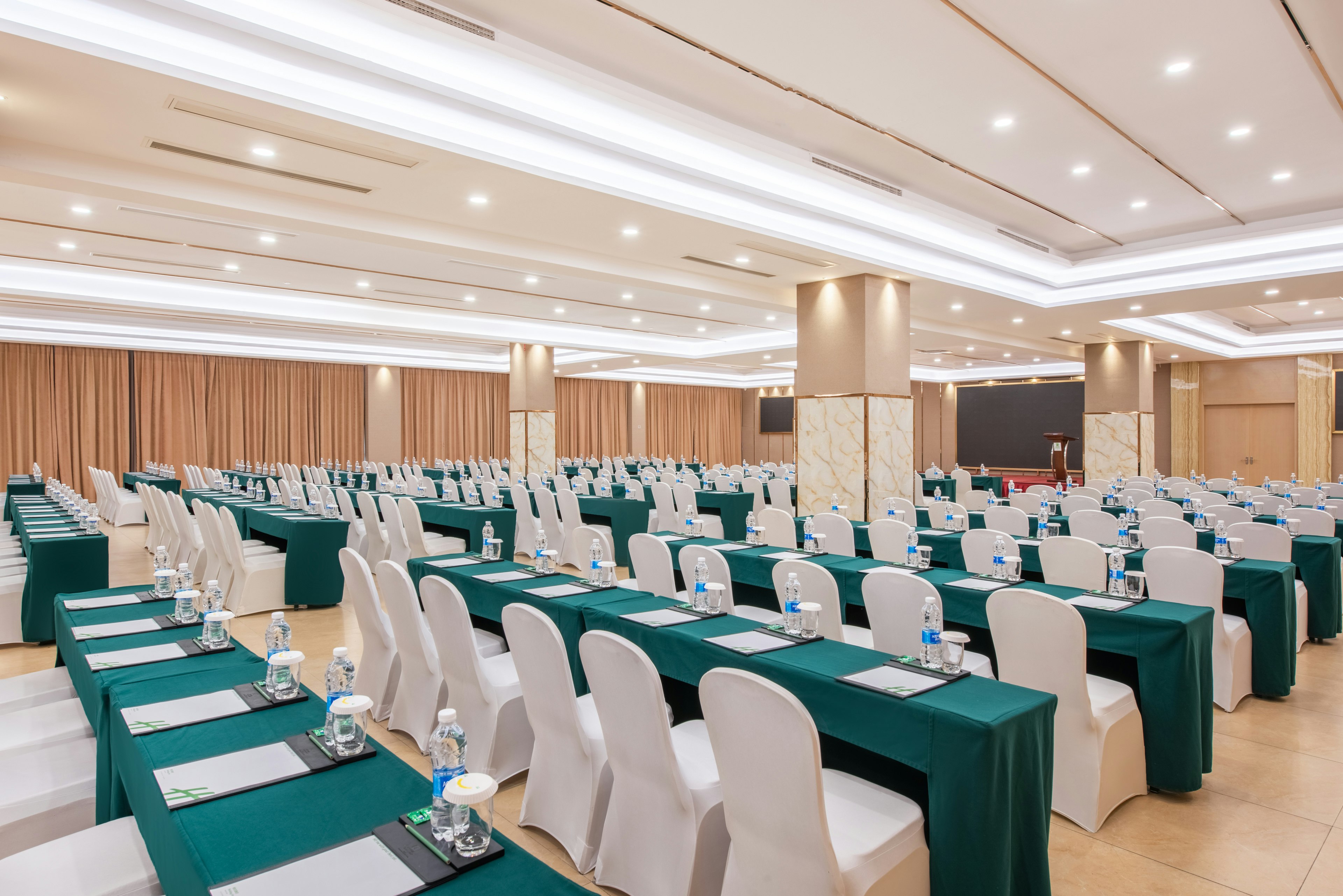 Holiday Inn Chongqing University Town 38/50
