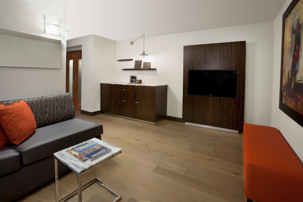 Hilton Toronto Airport Hotel & Suites 49/79