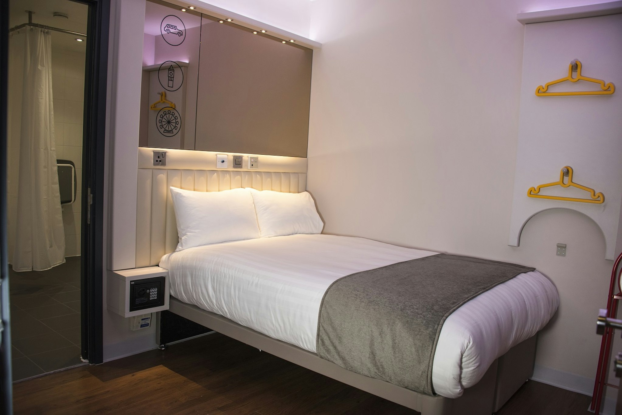 ROOM, DOUBLE BED, NO WINDOW, ACCESSIBLE