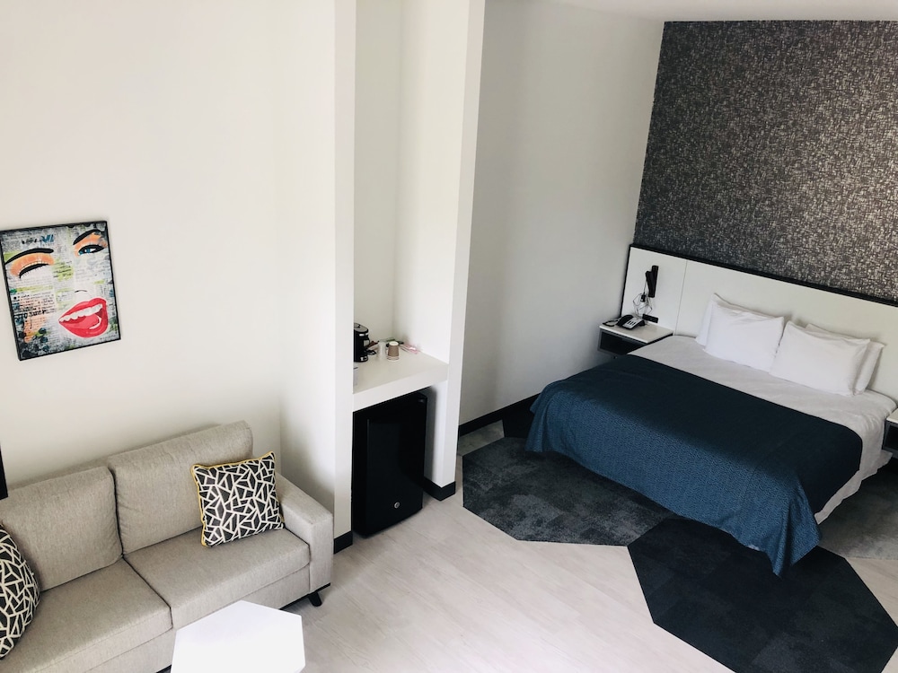 Hy-Lo Hotel 20/73