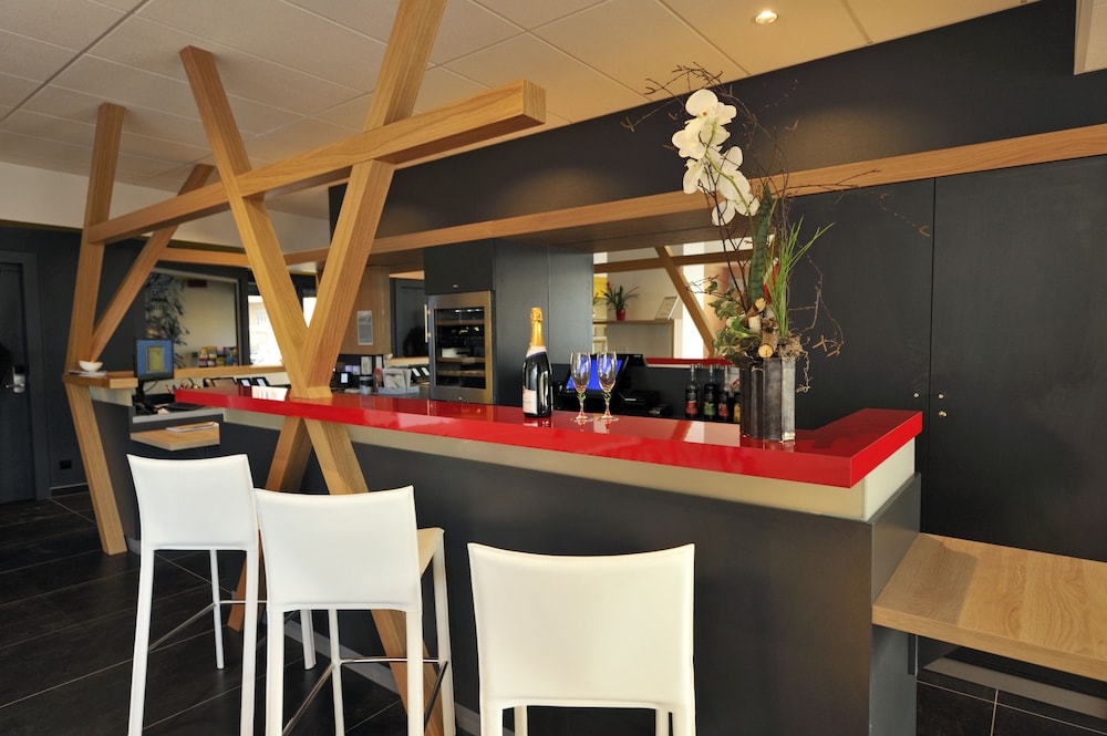 COLMAR HOTEL 24/38