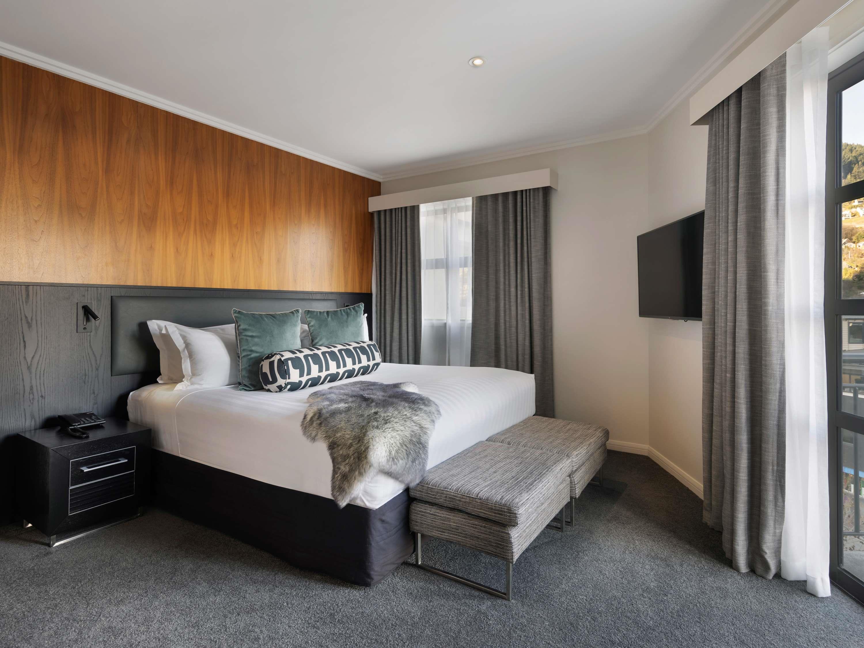 Junior Suite, King Bed, Living Area, French Balcony, Hot Tub