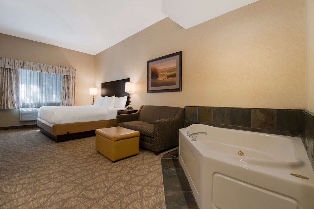 غرفة قياسية بسرير كينج بحوض جاكوزي لذوي الإعاقة، Best Western University Inn & Suites 3/6