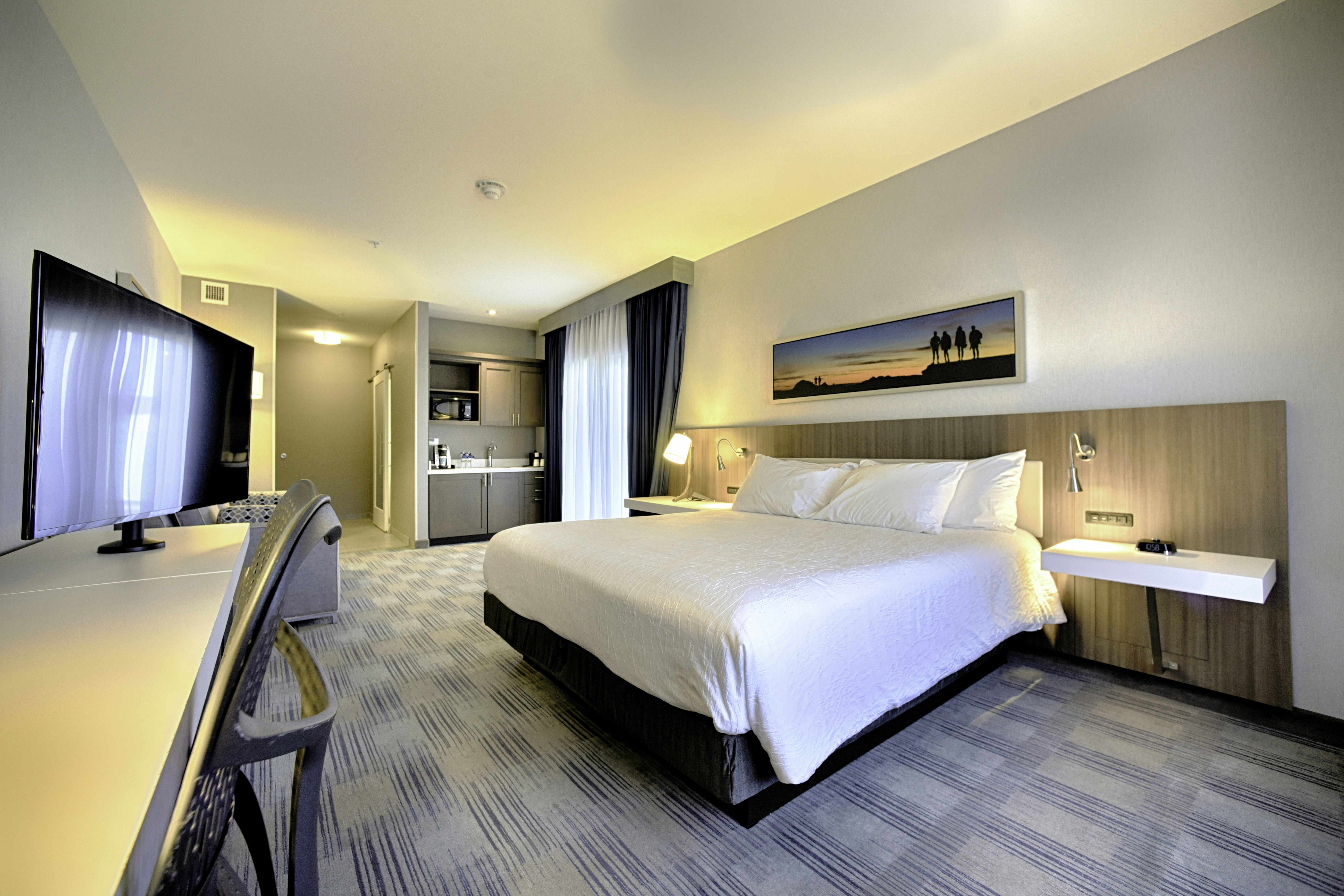 غرفة بسرير كينج بإطلالة على الجبل بشرفة، Hilton Garden Inn Santa Barbara/Goleta 6/10