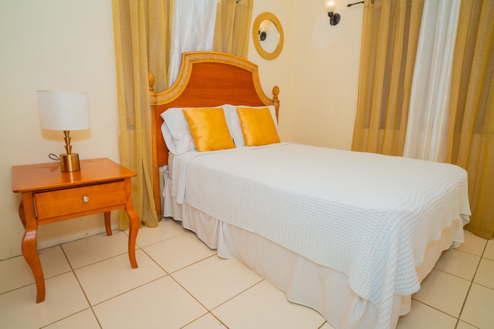 Connies Comfort Suites 18/50