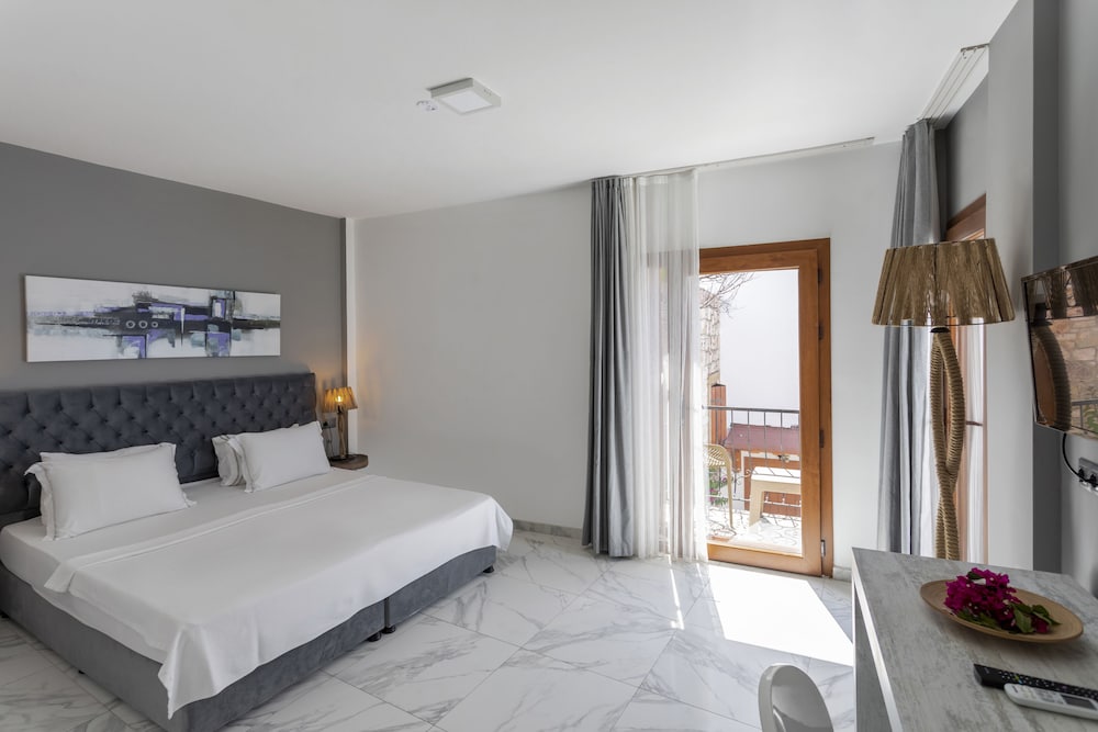 STANDARD, QUEEN BED, BALCONY