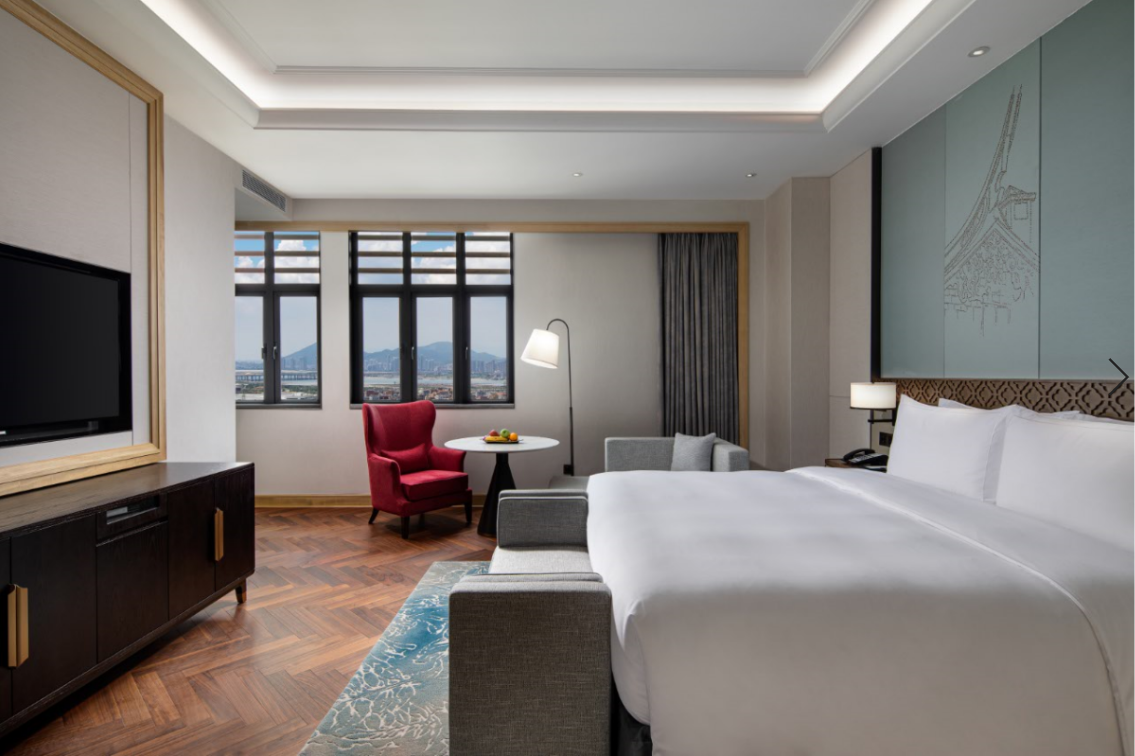 DELUXE KING BED