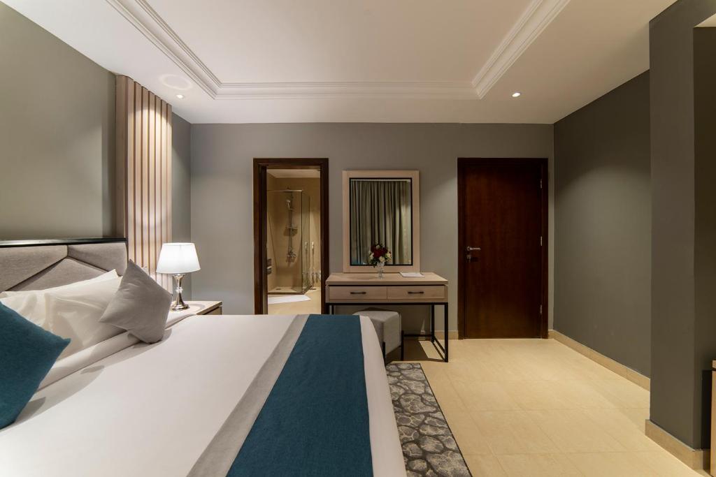 EXECUTIVE, SUITE