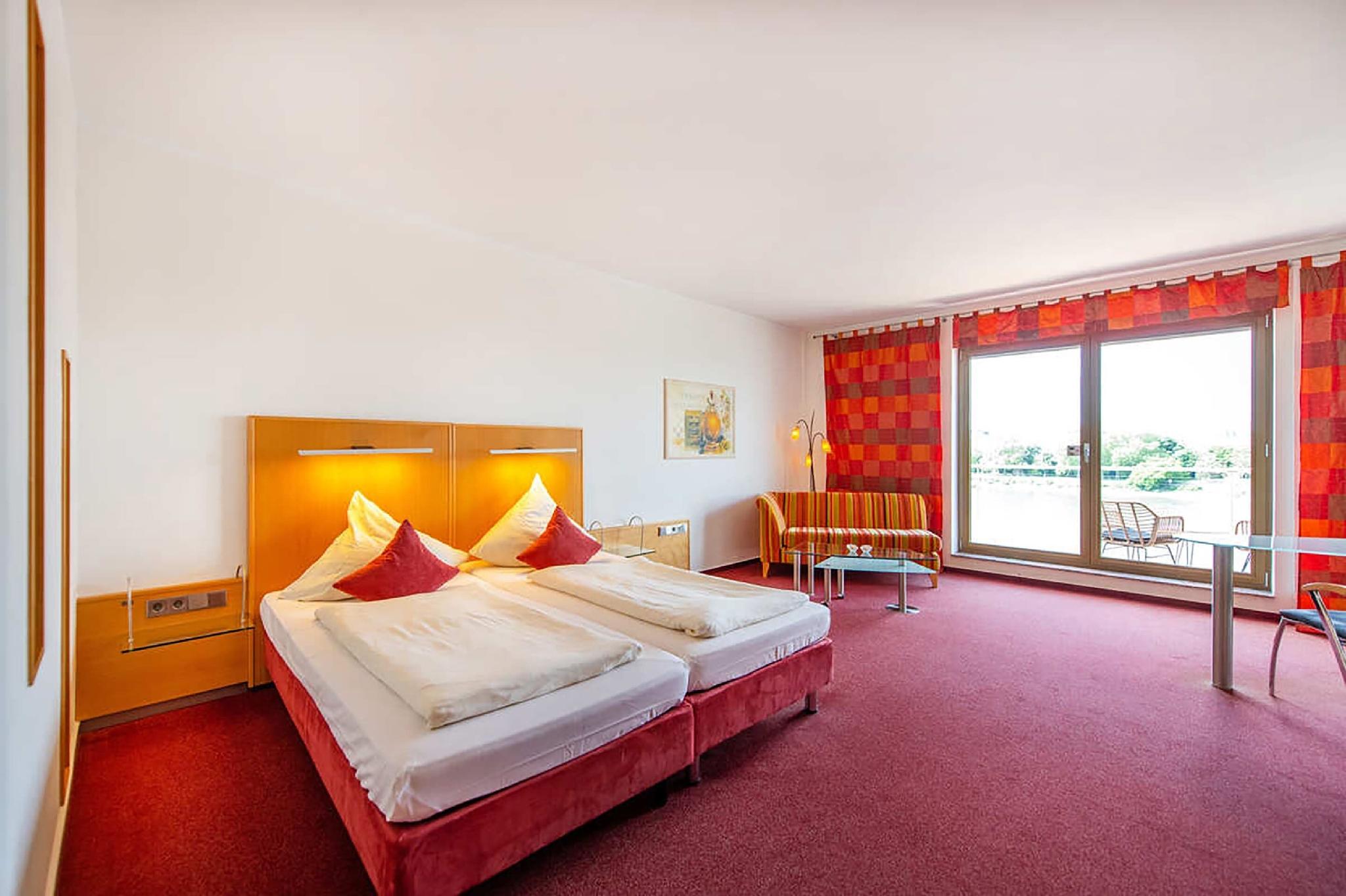 Deluxe, Double Bed