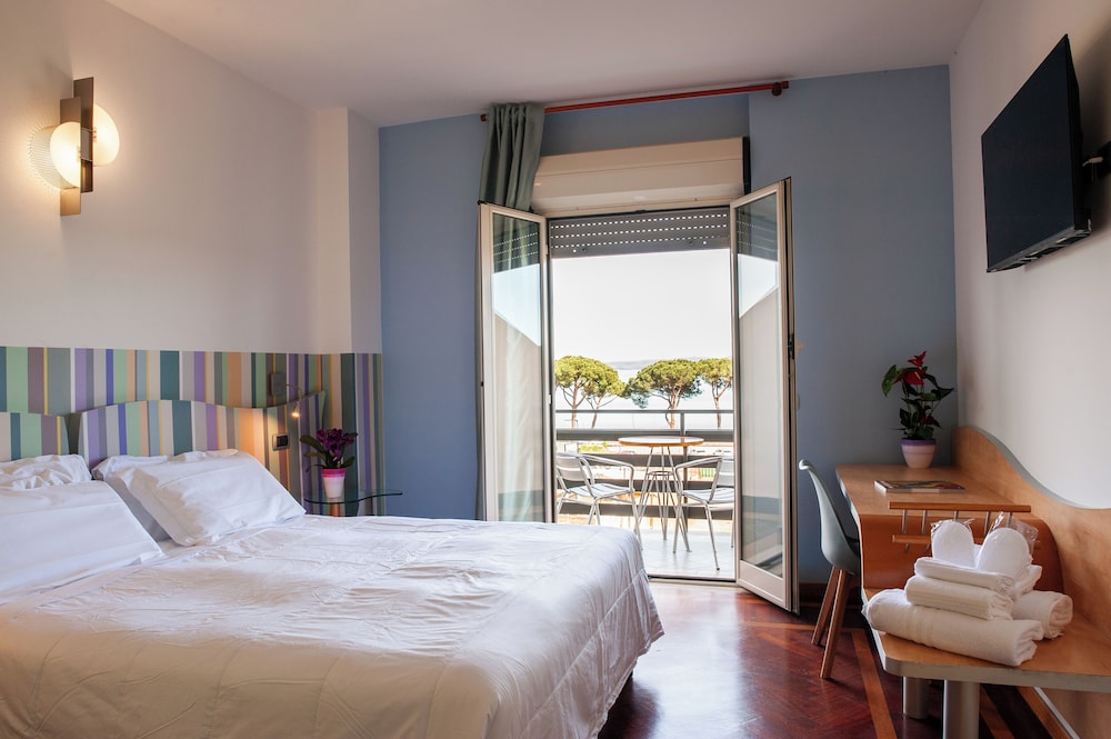Deluxe, Double Bed, Lake View, Pool Access