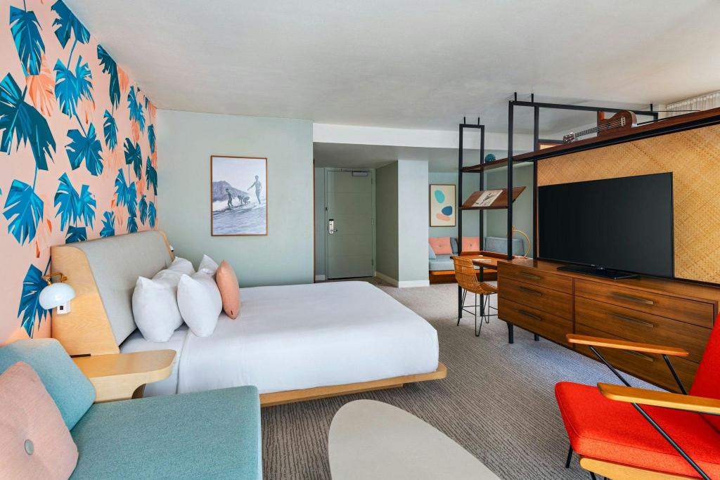 Suite, King Bed, Waikiki Skyline View, Corner