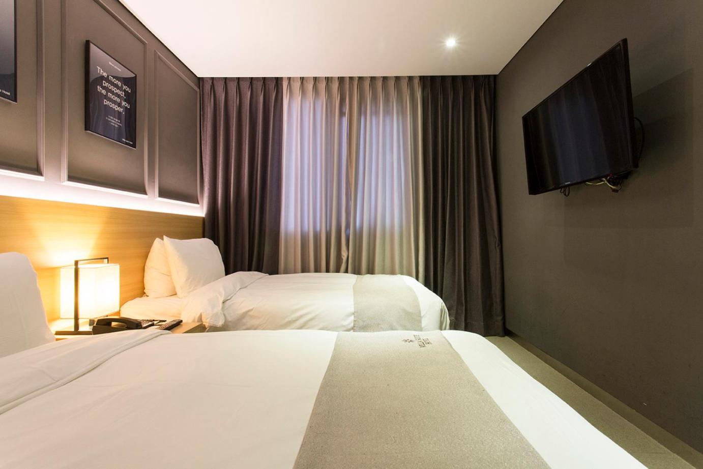 Room, Twin Beds