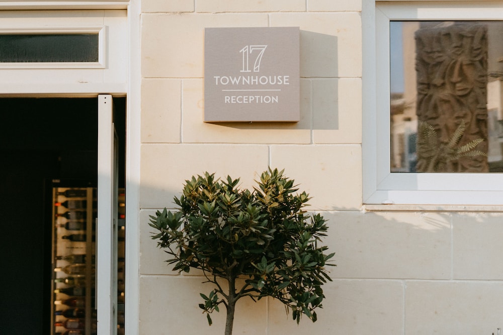 TOWNHOUSE 17 14/58