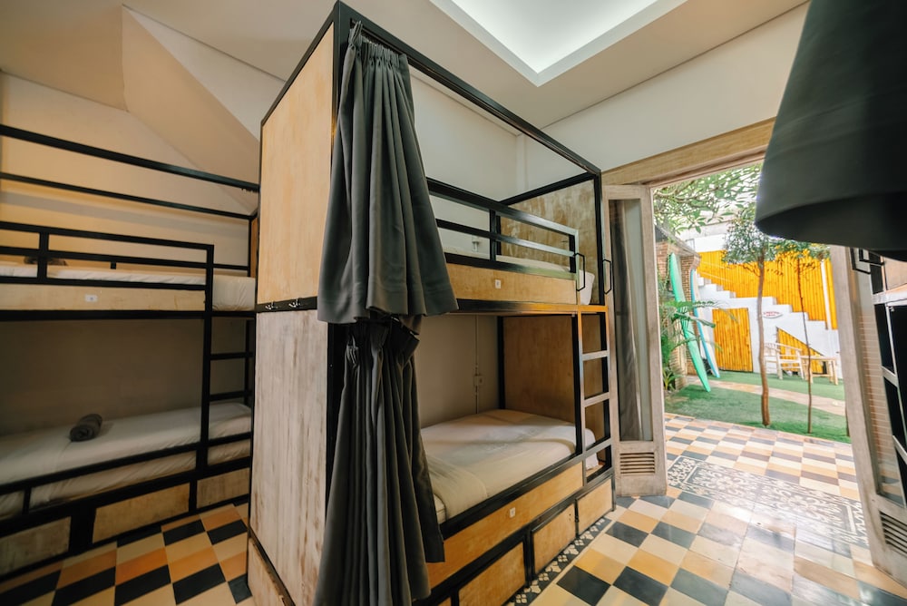 FEMALE DORM, STANDARD, 4 BEDS