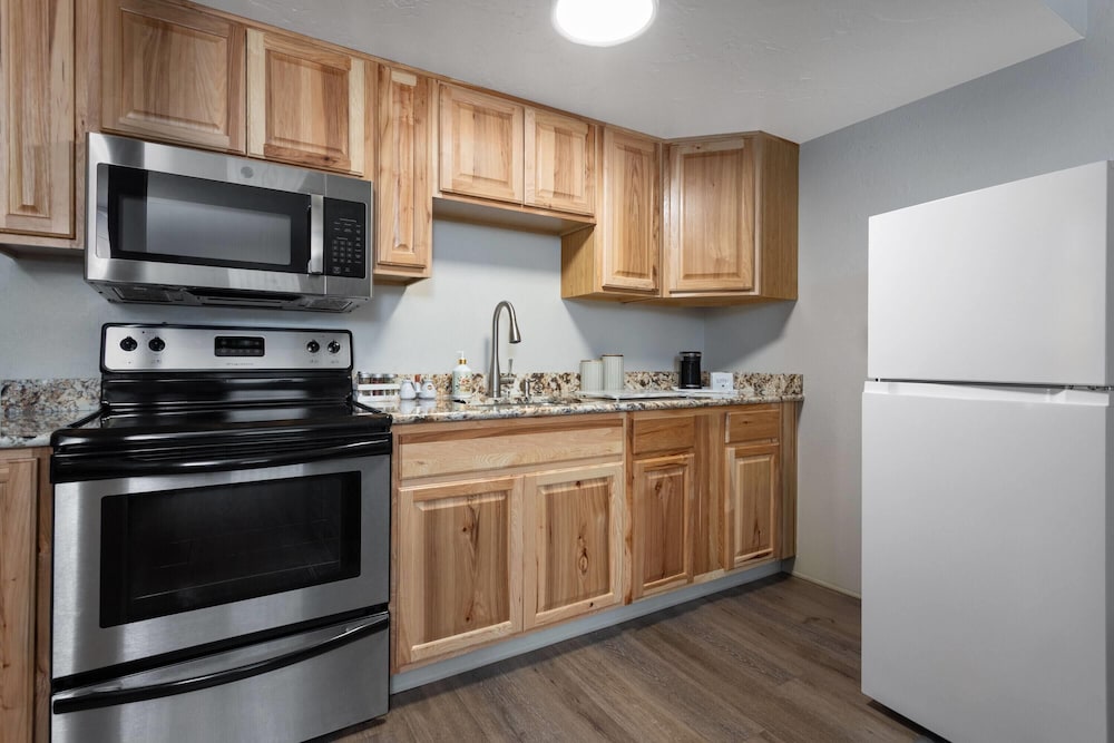 Days Inn and Suites by Wyndham Downtown Missoula-University 11/66