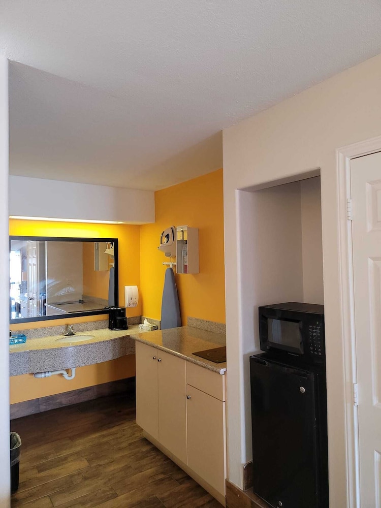 Texas Inn & Suites Raymondville 55/55