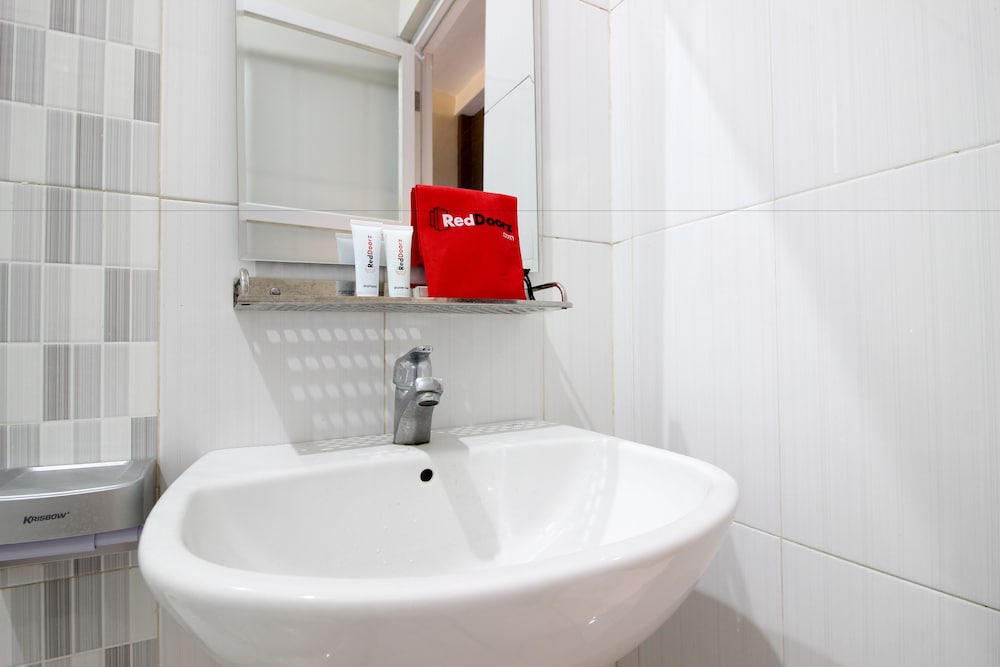 Reddoorz Plus Near Upn Jogjakarta 2 25/32