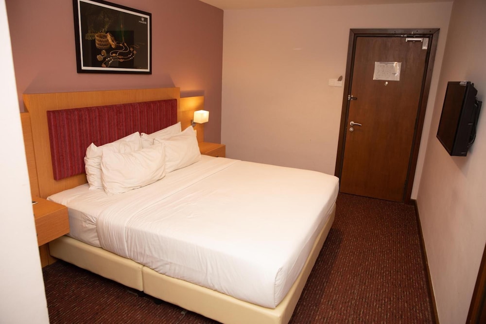 Jewels Hotel 24/46